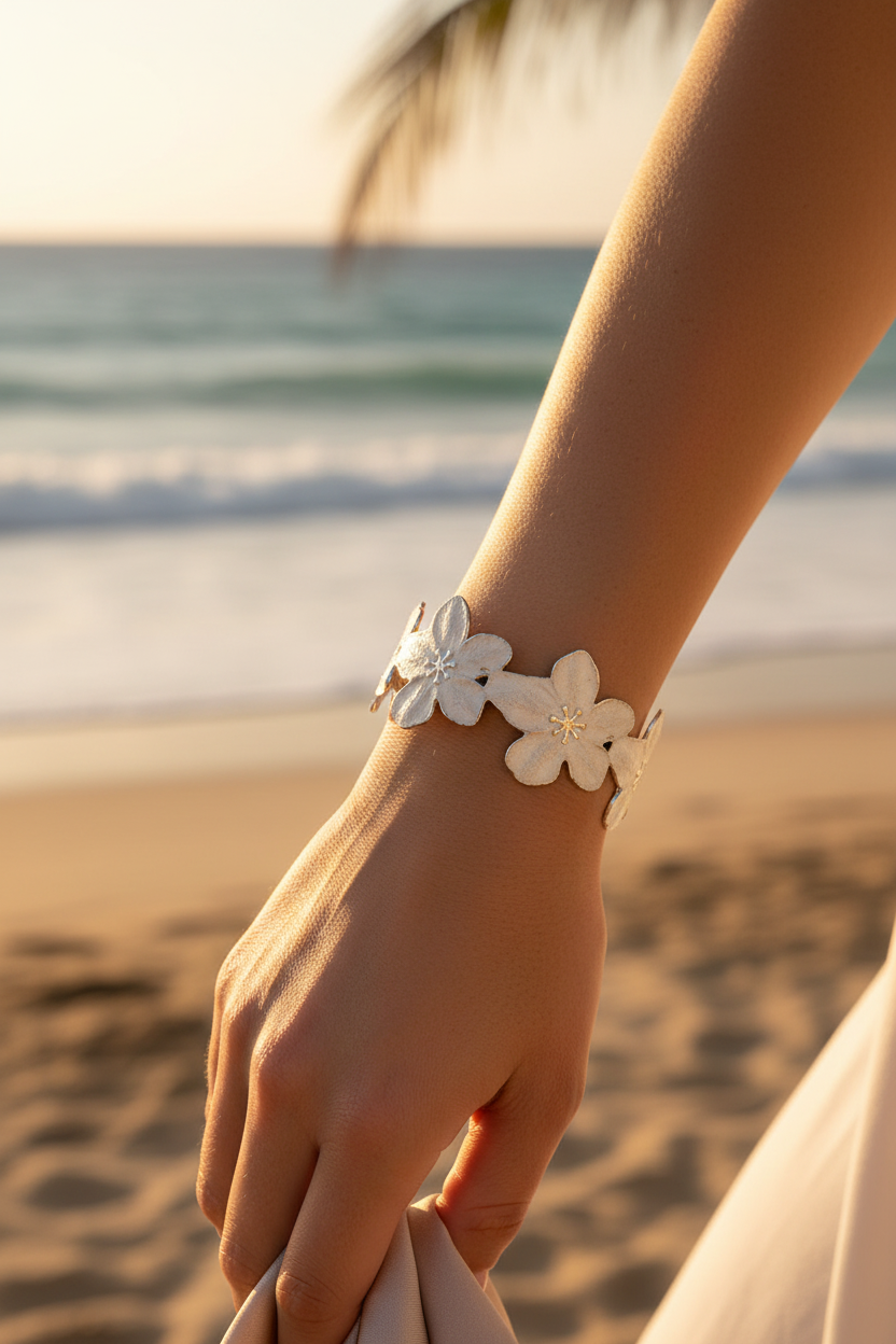 Femme portant bracelet jonc fleuri émail blanc plage