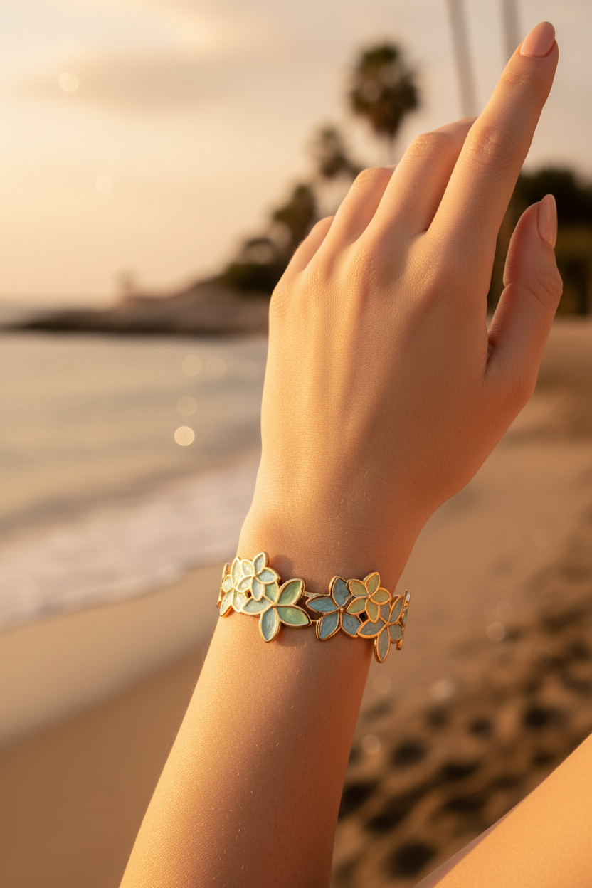 Femme portant bracelet jonc fleuri émail bleu vert plage