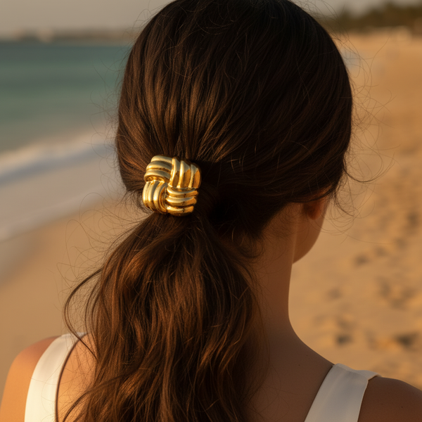 Gros plan accessoire cheveux doré