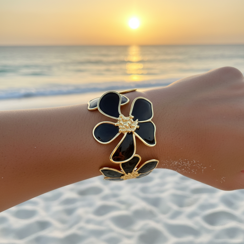 Manchette bracelet grande fleur émail noir & contour doré & pistil doré granulé – lifestyle plage