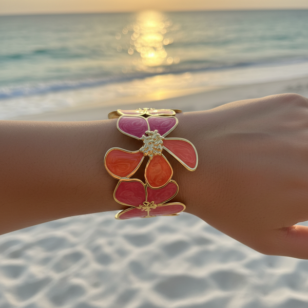 Manchette bracelet grande fleur émail rose fuchsia & corail & contour doré & pistil doré – lifestyle plage