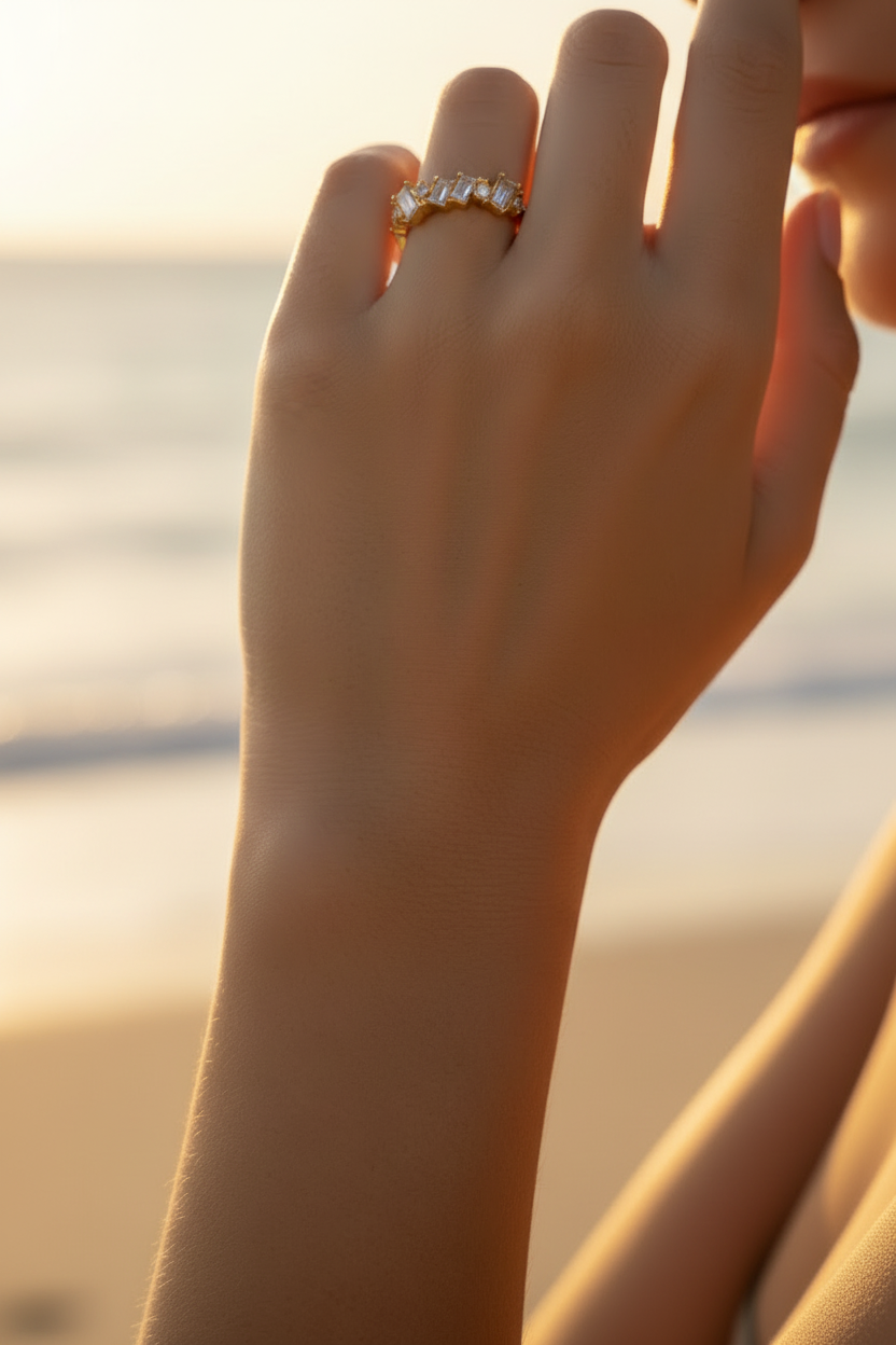 Poignet et bague dorée sans bracelet plage