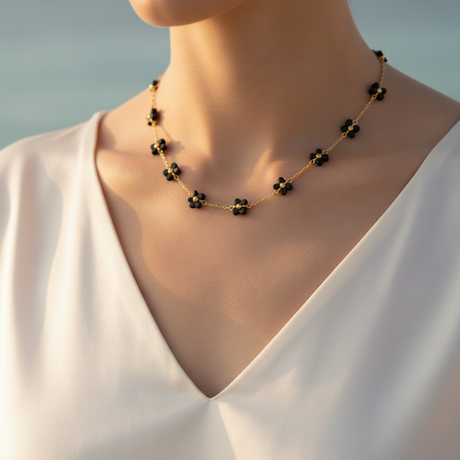 Zoom net collier fleurs noires